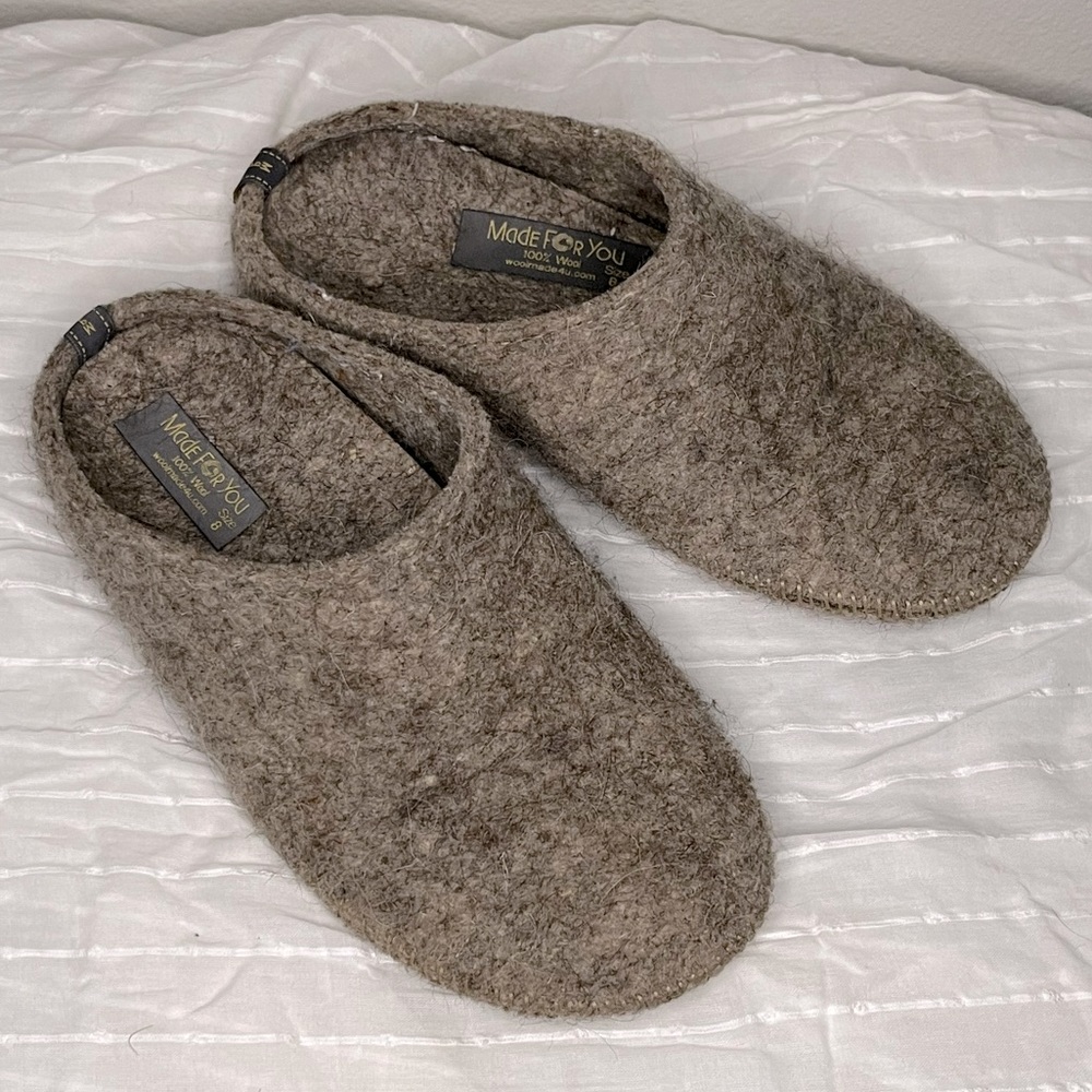 Lightly used. Natural 100% Wool Slippers w/ Arch Support.